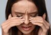 आंखों में खुजली-जलन क्यों होती है? कारण और बचाव के आसान उपाय