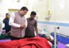 घायल श्रमिकों से मिले सीएम धामी, जिला अस्पताल में जाना स्वास्थ्य का हाल