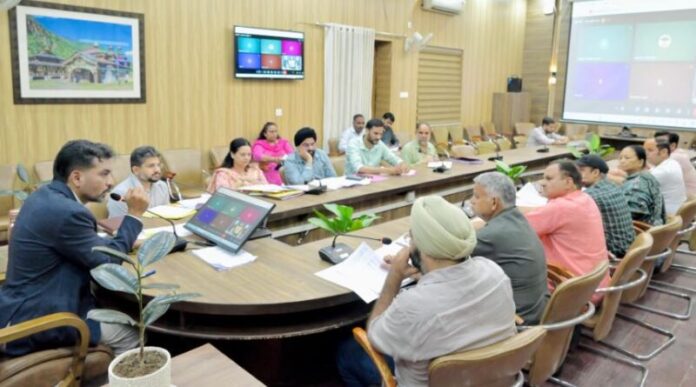मतदाता पुनरीक्षण अभियान पर डीएम ने की दलों के प्रतिनिधियों से चर्चा