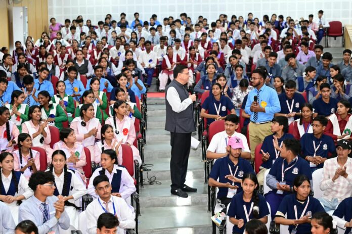 विद्यार्थियों से रूबरू हुए मुख्यमंत्री धामी, कहा—युवा गढ़ेंगे देश और प्रदेश का भविष्य