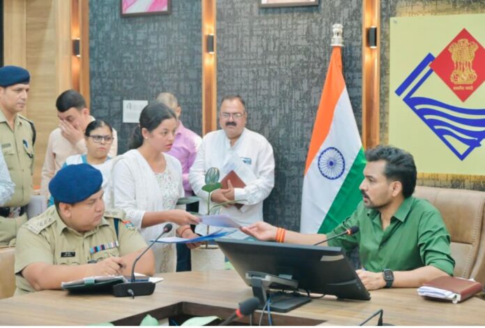 शिकायतों के निस्तारण में ढिलाई नहीं चलेगी, समयबद्ध समाधान के डीएम ने दिए निर्देश