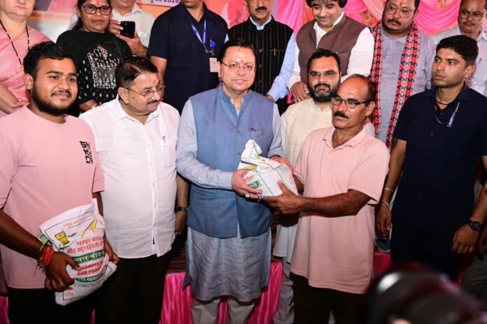 रायपुर विधानसभा में आयोजित जनसेवा शिविर में मुख्यमंत्री पुष्कर सिंह धामी ने की शिरकत