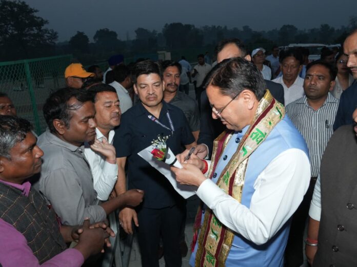 मुख्यमंत्री ने सुनीं लोगों की शिकायतें, समयबद्ध समाधान सुनिश्चित करने को कहा