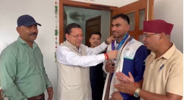 कांस्य पदक जीतकर लौटे बॉक्सर कपिल पोखरिया ने मुख्यमंत्री धामी से की भेंट