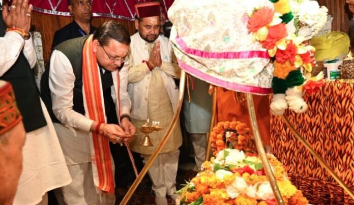 उत्तरकाशी पहुंचे सीएम धामी, काशी विश्वनाथ मंदिर में की पूजा-अर्चना